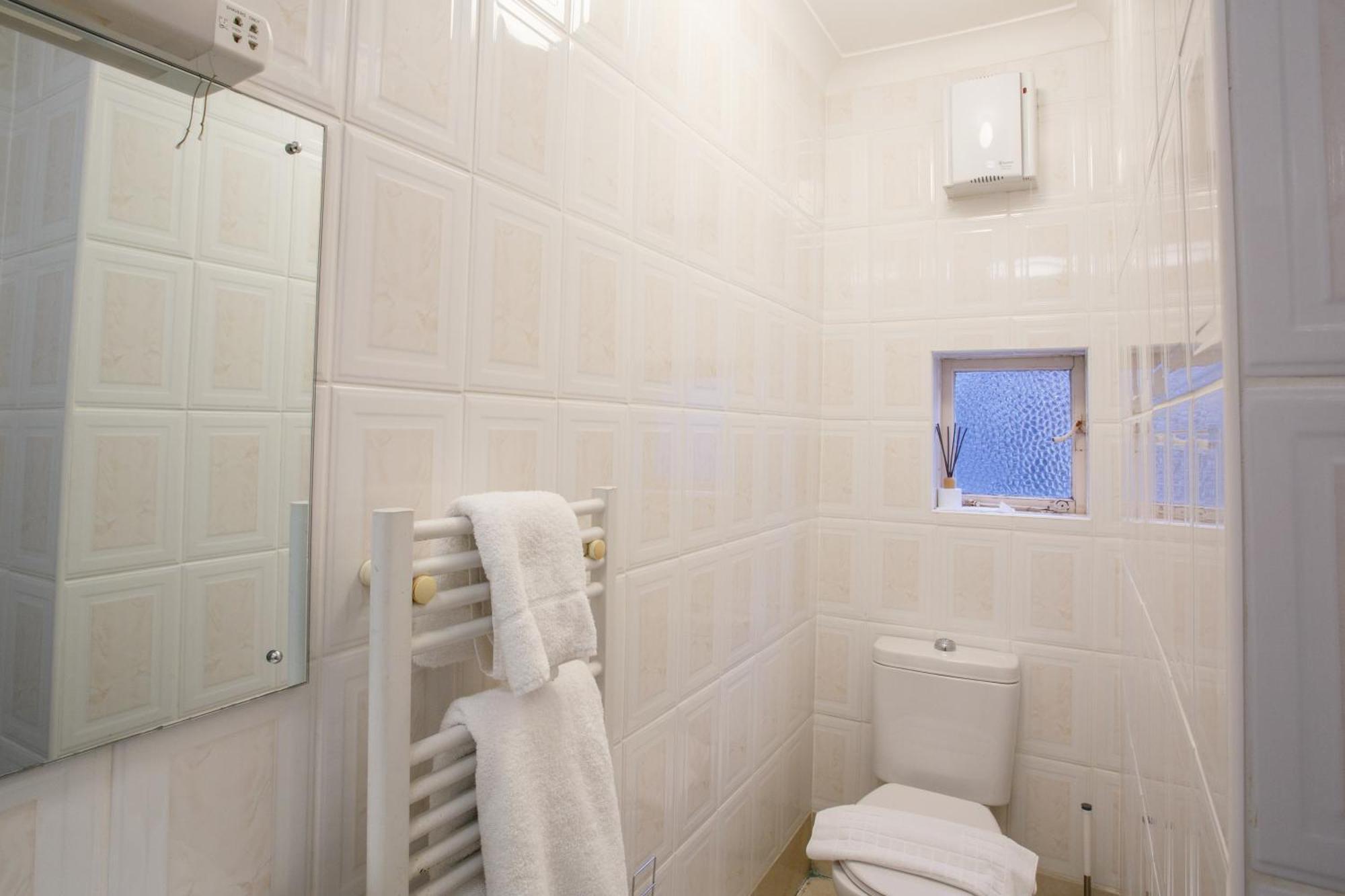 Small Twin Room,1516008445:JPEG